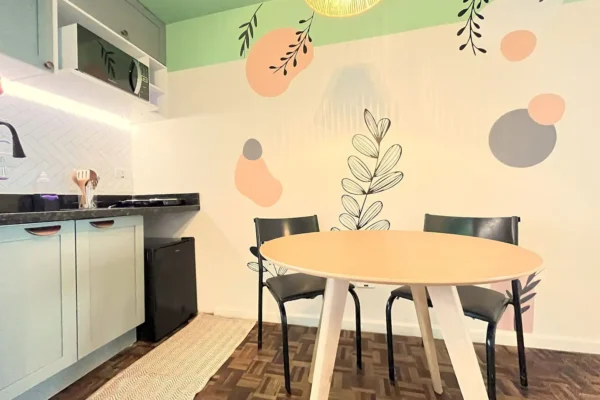 Airbnb Curitiba Centro cozinha completa com microondas e fogão