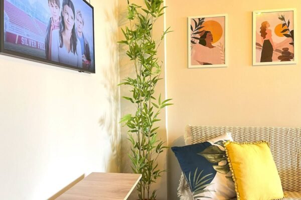 Airbnb Curitiba Centro home office mesa escritório